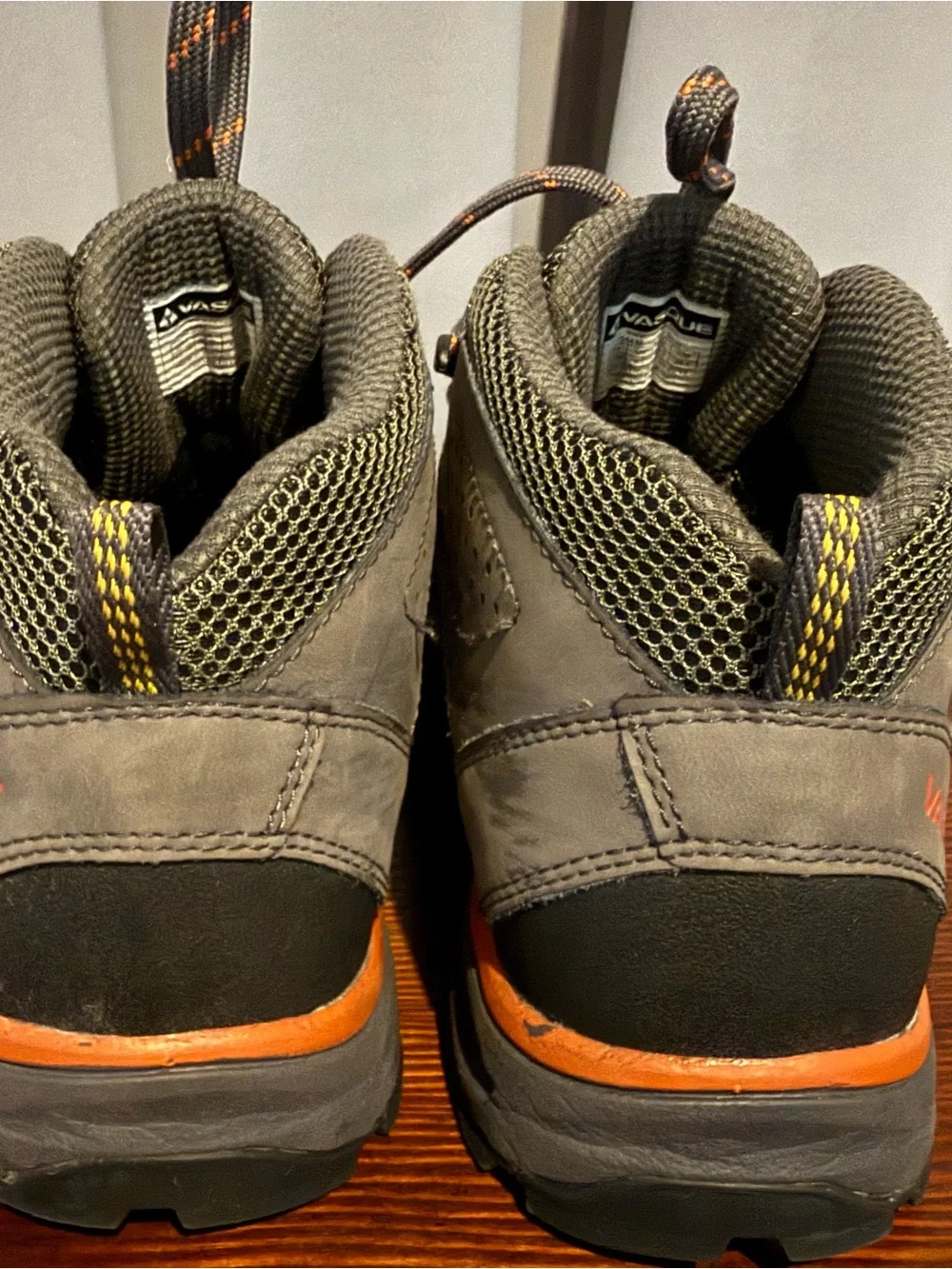 Vasque Men's Gray and Orange Trail Boots